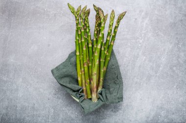 Tahta tahtada bir sürü taze kuşkonmaz.