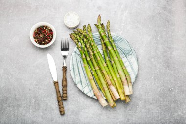 Baharatlı bir tabak dolusu taze kuşkonmaz. Üst görünüm