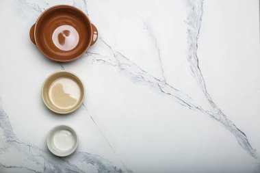 Beyaz arkaplanda farklı boyutlarda boş plakalar ve metin için boşluk