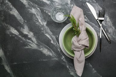 Çatal bıçaklı boş tabaklar ve gri arka planda fincanla metin için ladin dalı alanı