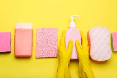 Elleri temiz ve sarı arkaplanlı.