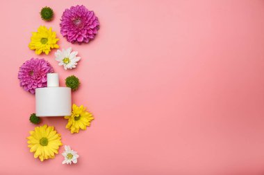 Pembe arka planda parfümlü çiçekler