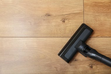 Tahta arka planda elektrikli süpürge. Üst Manzara. Temizlik kavramı