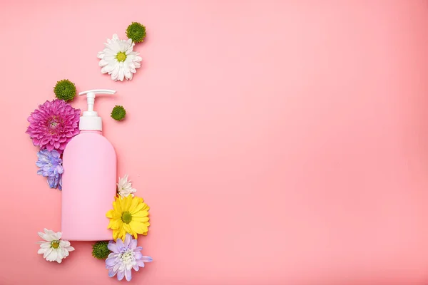 Tekuté Mýdlo Květinami Růžovém Pozadí — Stock fotografie