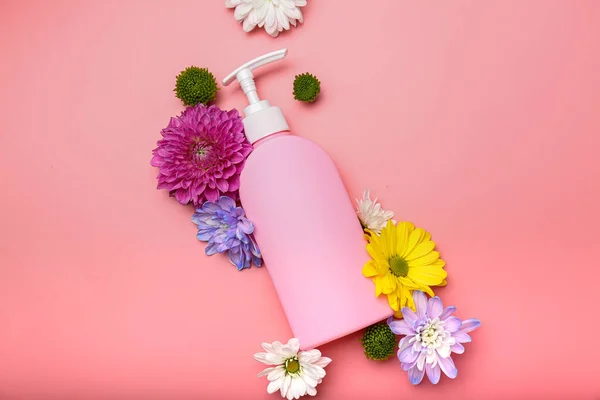 Tekuté Mýdlo Květinami Růžovém Pozadí — Stock fotografie
