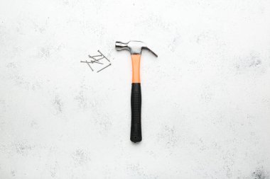 Beyaz düz arkaplan görünümünde çekiç ve çivi yığını