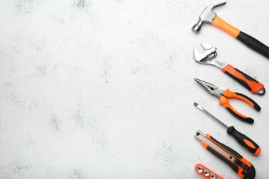 Beyaz arka planda çeşitli inşaat aletleri. Ev onarımı için aletler. İnşaat alanında çalışıyorum. Üst Manzara. Metin için boşluk