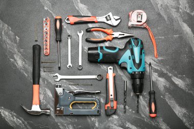 Siyah arka planda çeşitli inşaat aletleri. Ev onarımı için aletler. İnşaat alanında çalışıyorum. Üst görünüm.