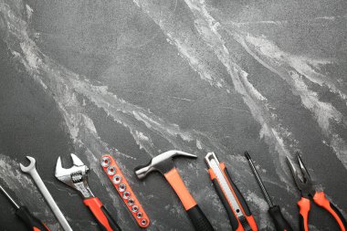 Siyah arka planda çeşitli inşaat aletleri. Ev onarımı için aletler. İnşaat alanında çalışıyorum. Üst Manzara. Metin için boşluk