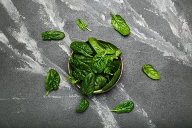 Siyah arka planda ıspanak yapraklı organik gıda konsepti.