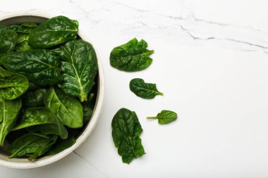 Beyaz arka plan manzaralı bir kasede ıspanak yaprakları