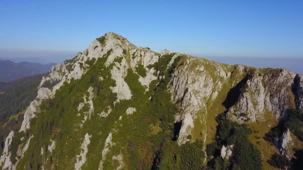 Воздушный Беспилотник Снимает Известковый Скалистый Гребень Плато Находится Строительных Горах — стоковое видео