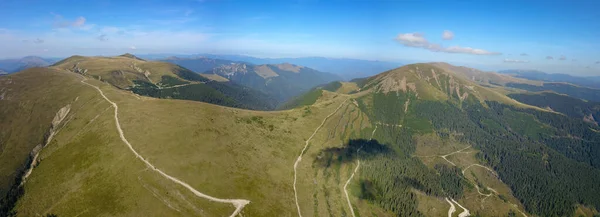 Dağ Tepeleri Boyunca Kıvrılan Çakıllı Bir Yolun Hava Aracı Panoraması — Stok fotoğraf