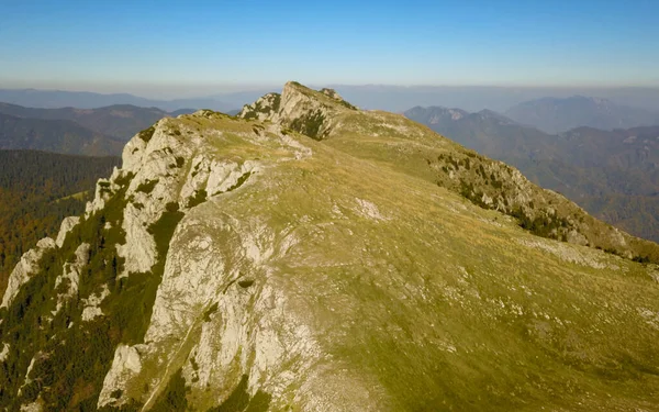 空中无人侦察机俯瞰Building Mountains 陡峭的岩床守卫着高原 罗马尼亚卡帕塔尼山脉 秋季季节 — 图库照片