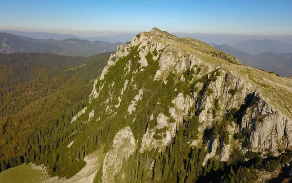 在Buila Massif上空俯瞰无人驾驶飞机 陡峭的岩床守卫着高原 罗马尼亚卡帕塔尼山脉 秋季季节 — 图库照片