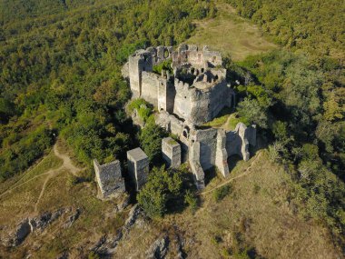 Soimos Kalesi 'nin üstündeki hava aracı panoraması. Kale Mures Vadisi 'ni sarp, kayalık ve ani bir tepenin üzerindeki yüksek konumundan koruyor. Romanya. 