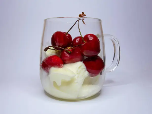 新鮮な デザート チェリーとバニラアイスガラスに混合 透明カップ孤立 白い背景と — ストック写真