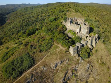 Soimos Kalesi 'nin üstündeki hava aracı panoraması. Kale Mures Vadisi 'ni sarp, kayalık ve ani bir tepenin üzerindeki yüksek konumundan koruyor. Romanya. 