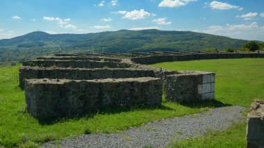 Porolissum 'daki bir Roma amfitiyatrosunun taş kalıntıları. Eski Dacia Eyaleti' nde bir şehir. Romanya. Şehir tepelik bir bölgede yer almaktadır.