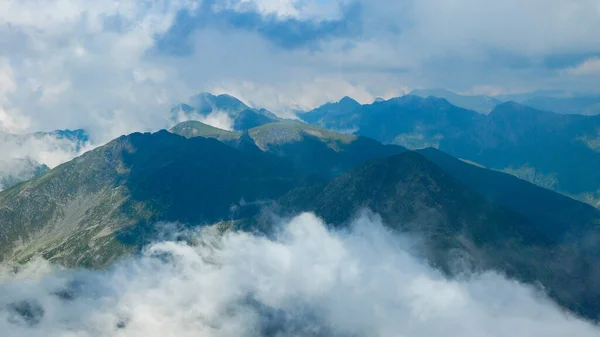 Vista Negoiu Mountain Peak Céu Dramático Com Nuvens Nevoeiro Cobrindo — Fotografia de Stock
