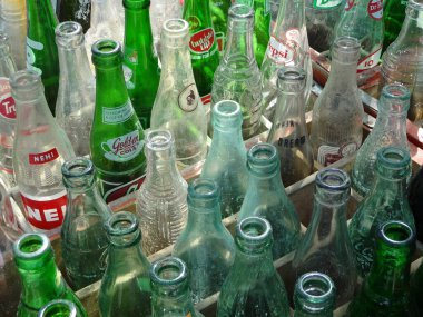 RALEIGH, NC - Nisan 2014: Kuzey Carolina 'daki Açık Hava Bit Pazarında Satılık Bir Sandık Vintage Soda Şişe