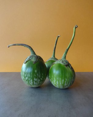 Altın bir geçmişe karşı üç Tayland patlıcan                 