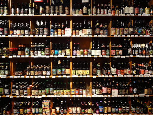 Chapel Hill Dec 2014 Huge Selection Beer Bottles Lined Display — Foto de Stock