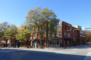 Chapel Hill, Kuzey Carolina 'da, Franklin Caddesi' ndeki mağazalar, kafeler ve bir salon (UNC Kampüsü)