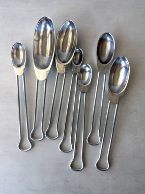 Gri Arkaplan Karşısında Ölçüm Kaşıkları                               