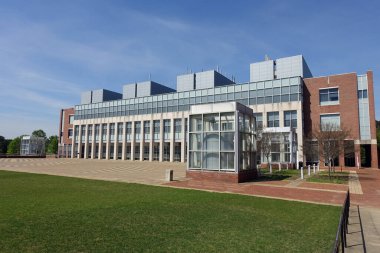 RALEIGH, NC - Nisan 2020: Larry K. Monteith Kuzey Carolina Eyalet Üniversitesi Mühendislik Araştırma Merkezi (NCSU) Centennial Kampüsü