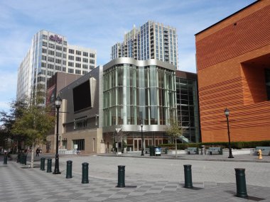 CHARLOTTE, NC - 23 Şubat 2014: Knight Theater, Levine Center for the Arts, Charlotte Ballet 'in ev sinema salonu ve Bechtler Modern Sanatlar Müzesi ile aynı lobiyi paylaşır..