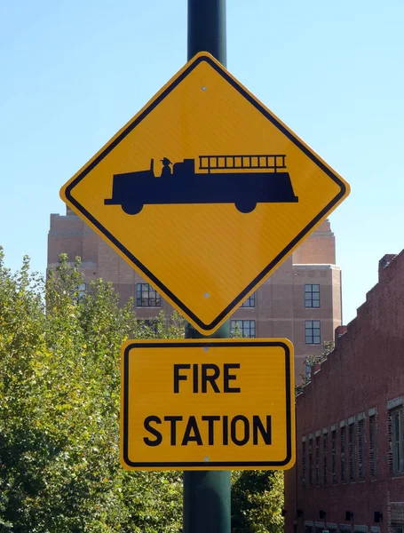 Fire Truck Symbol Yellow Fire Station Street Sign — 图库照片
