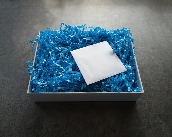Нижня Частина Відкритої Білої Скриньки Блакитною Пакувальною Соломою Малим Білим — стокове фото
