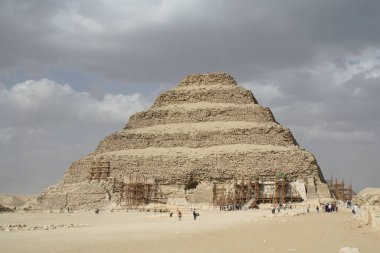 Mısır, Saqqara bölgesi. Firavun Djoser 'in adım piramidi.