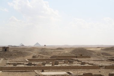 Mısır, Saqqara Müzesi Kompleksi. Arkeolojik bir alan. Ufukta Firavun Snefru 'nun piramitleri var. Onlardan biri de ünlü 