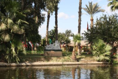 Kahire. Eski Mısır manzaralarının kopyalarıyla dolu bir ada. Nil Nehri 'nin onuruna bir heykel.