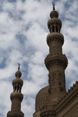 Kahire. Sultan Hasan camiinin minareleri bulutlu mavi gökyüzüne karşı.