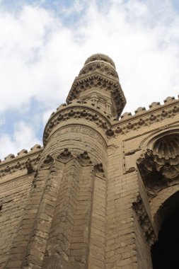 Kahire. Sultan Hasan Camii 'nin minaresi, aşağıdan manzara.