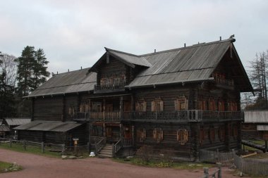 Saint-Petersburg 'da. Üç katlı ahşap bir ev. Eski Rus usulü..