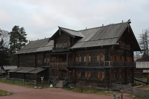 Sankt Petersburg Drewniany Trzypiętrowy Dom Zbudowany Starym Rosyjskim Stylu — Zdjęcie stockowe