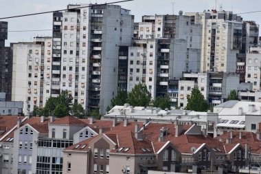 Birçok pencere ve terası olan alçak ve yüksek binalar
