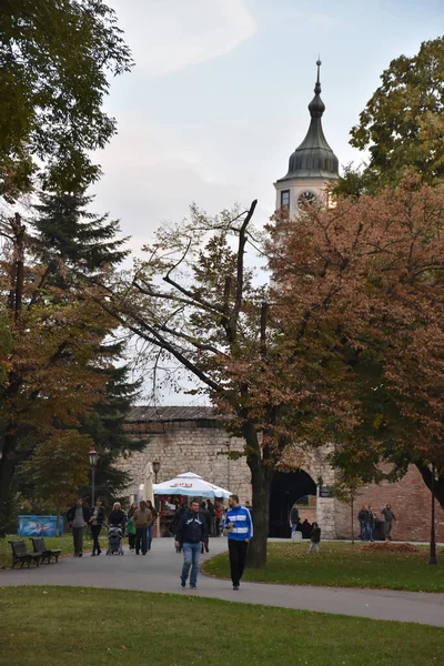 Люди Идут Тропе Через Белградский Парк Калемегдан — стоковое фото