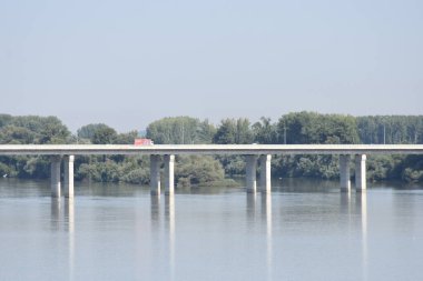 Tuna nehri üzerindeki köprü, zarif ve uzun.