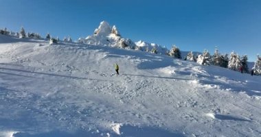 Dağda yürüyen biri. Ciucas Romanya Ocak 2022 Güneşli bir gün.