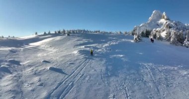 Dağda yürüyen biri. Ciucas Romanya Ocak 2022 Güneşli bir gün.