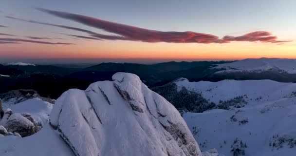 Vista aérea de Ciucas Romênia em Sunset. Montanhas épicas cobertas de neve — Vídeo de Stock