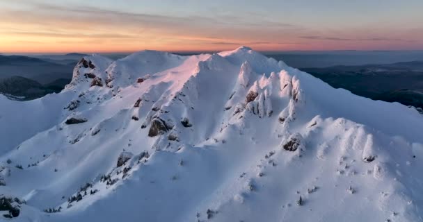 Vista aérea de Ciucas Rumania en Sunset. Montañas épicas cubiertas de nieve — Vídeo de stock