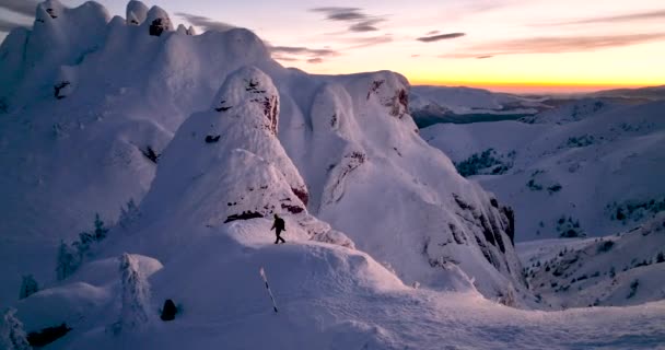 Vista aérea de Ciucas Romênia em Sunset. Montanhas épicas cobertas de neve — Vídeo de Stock