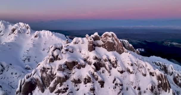 Vista aérea de Ciucas Rumania en Sunset. Montañas épicas cubiertas de nieve — Vídeo de stock