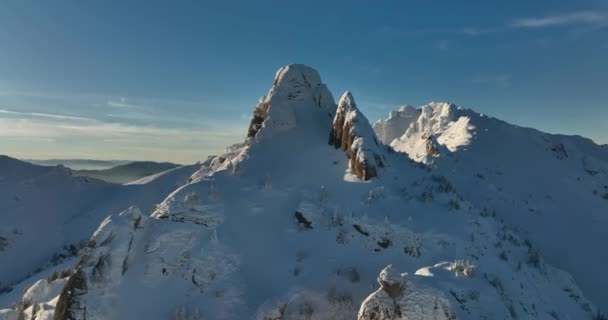 Lennä Ciucasin vuorten yli ja ympäri Romania tammikuussa 2022 Aurinkoinen päivä. — kuvapankkivideo